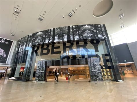 burberry toronto locations.